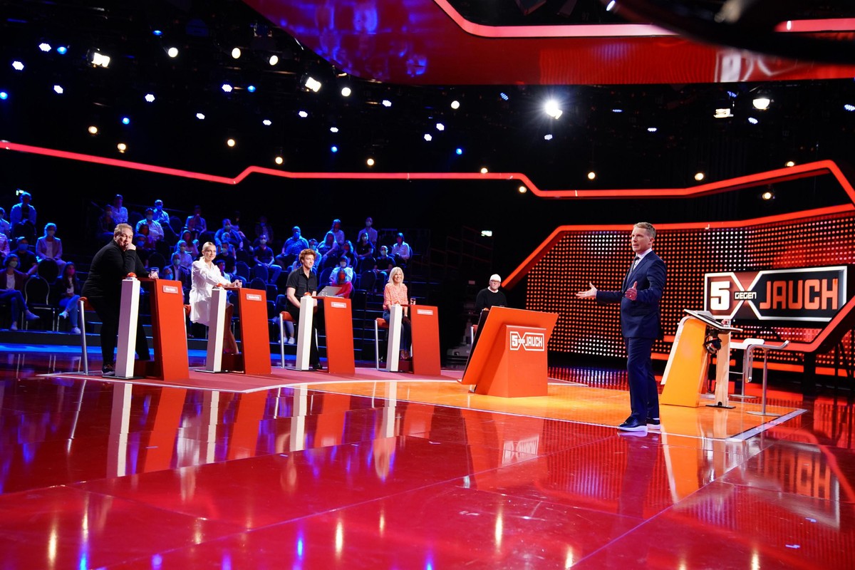 Die prominenten Gegner von Günther Jauch. V.l.: Oliver Kalkofe, Valentina Pahde, Daniel Donskoy, Ulrike von der Groeben und DJ Ötzi. Rechts Moderator Oliver Pocher.
Die Verwendung des sendungsbezogen ...