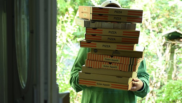 Symbolfoto Lieferservice- Pizzabote model released mit Pizzakartons *** Symbolfoto delivery service pizza delivery model released with pizza boxes