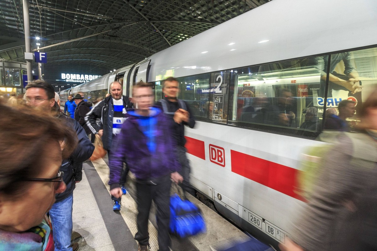 Berlin Hbh mit ICE DEU/Berlin