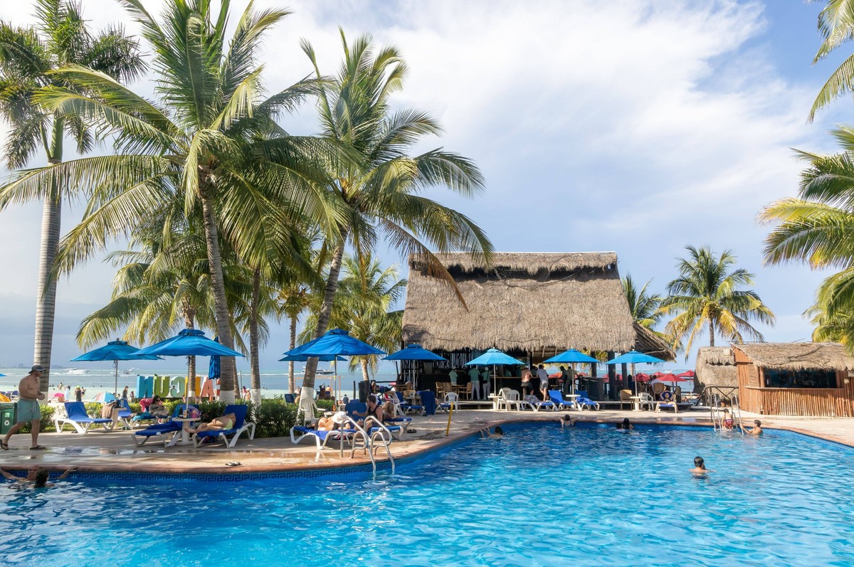Swimming pools and palm trees at Hotel Casa Maya, Cancun, Quintana Rood, Mexico Swimming pools and palm trees at Hotel Casa Maya, Cancun, Quintana Rood, Mexico. Copyright: www.geographyphotos.com 968_ ...