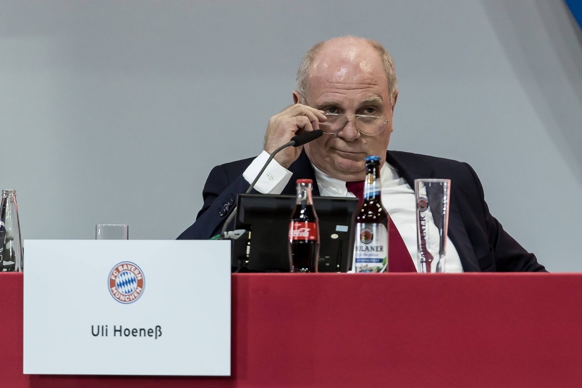 Muenchen, Deutschland, 24.11.2017, JHV, Jahreshauptversammlung des FC Bayern Muenchen eV, Praesident Uli Hoeness (FCB) guckt ( DeFodi507 *** Munich Germany 24 11 2017 JHV Annual General Meeting of FC ...