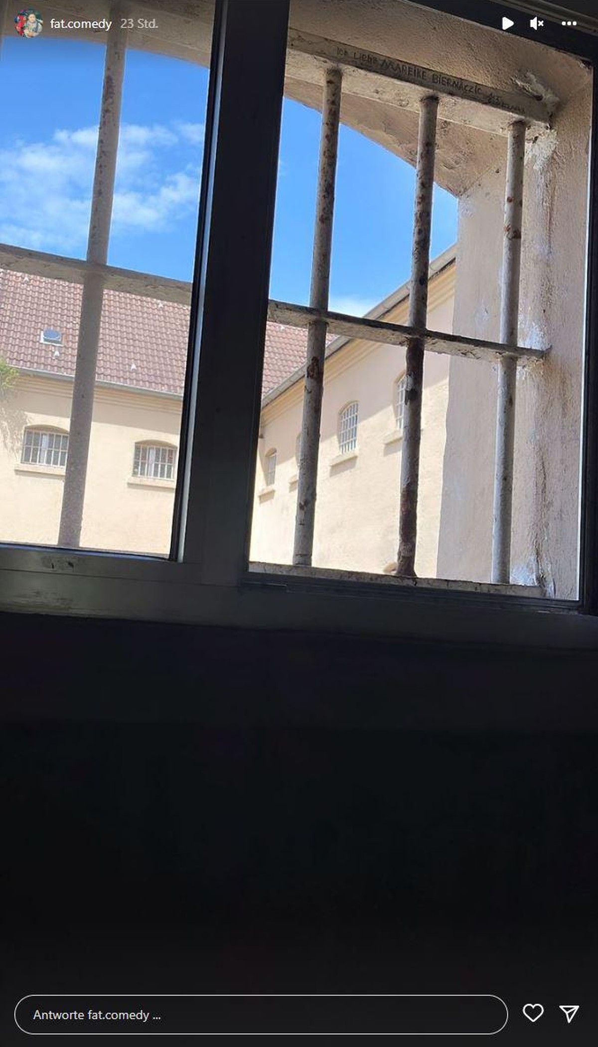 Hier sind die Gitter vor den Fenstern zu sehen.