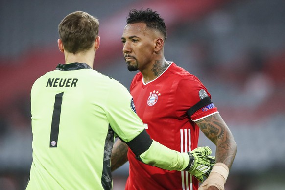 Defensivkollegen: Verteidiger Boateng (r.) und Torwart Manuel Neuer pushen sich nach einem verhinderten Tor gegen Salzburg.