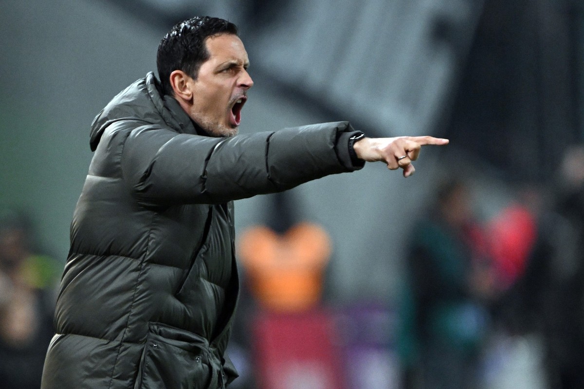 08.02.2025, Nordrhein-Westfalen, Mönchengladbach: Fußball: Bundesliga, Borussia Mönchengladbach - Eintracht Frankfurt, 21. Spieltag, Stadion im Borussia-Park, Frankfurts Trainer Dino Toppmöller gibt A ...