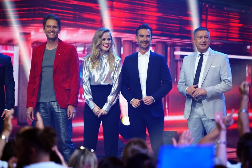 Die Jury mit (v.l.) Toby Gad, Ilse DeLange, Florian Silbereisen plus Gast-Juror Joachim Llambi.

Die Verwendung des sendungsbezogenen Materials ist nur mit dem Hinweis und Verlinkung auf RTL+ gestatte ...