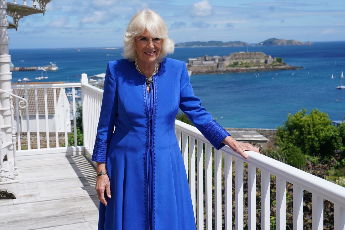 16.07.2024, Gro�britannien, Saint Peter Port: K�nigin Camilla bei einem Besuch in Hauteville House, der Residenz des Schriftstellers Victor Hugo w�hrend seines Exils auf Guernsey, w�hrend ihres zweit� ...