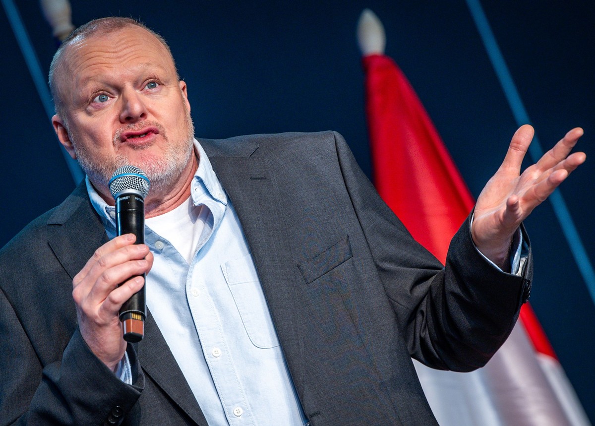 ARCHIV - 13.05.2025, Schweiz, Basel: Entertainer Stefan Raab spricht bei einem Empfang am Rande des Eurovision Song Contest (ESC) 2025 im Mai auf der Bühne. (zu dpa: «Stefan Raabs neue Sendung geht sc ...