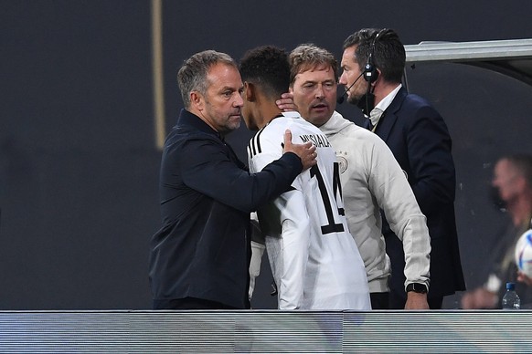 Fußball UEFA Nations League Deutschland - Ungarn am 23.09.2022 in der Red Bull Arena in Leipzig Hans-Dieter Hansi Flick Bundestrainer / Trainer Deutschland , links - Jamal Musiala Deutschland , rechts ...