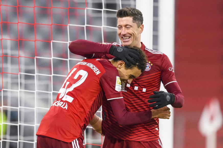 GER, DFB, FC Bayern Muenchen vs. VFL Wolfsburg / 17.12.2021, Allianz Arena, Muenchen, GER, DFB, FC Bayern Muenchen vs. VFL Wolfsburg, im Bild Jubel nach dem Tor zum 4-0 durch Robert Lewandowski FCB 9  ...