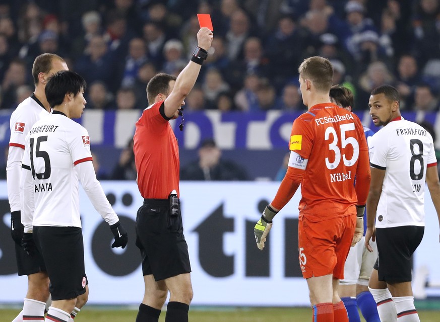 Schalkes Torwart Alexander Nübel sieht nach seinem Kung-Fu-Tritt die Rote Karte.