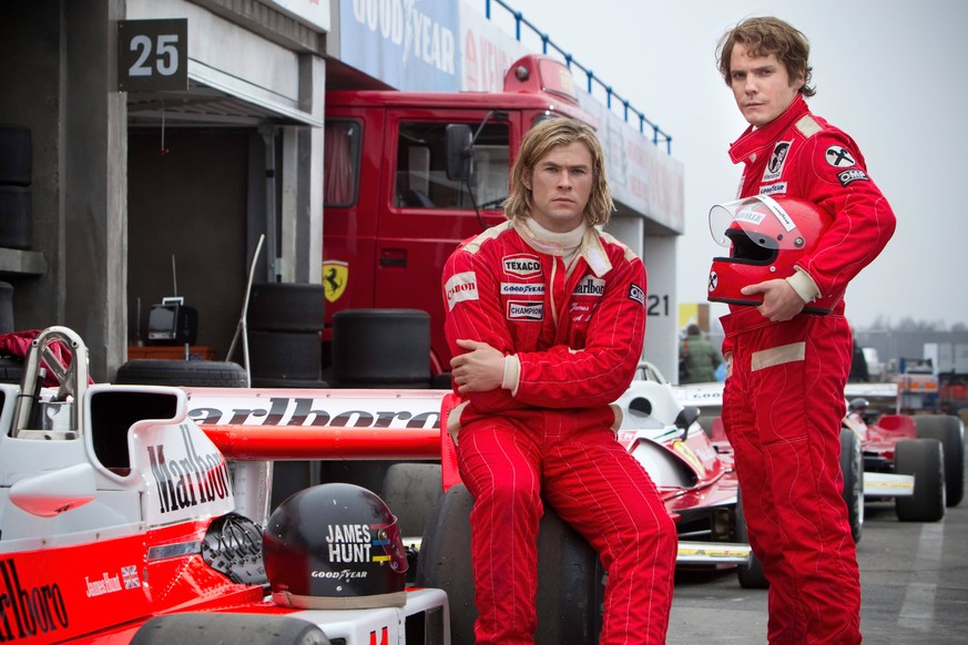 (L to R) CHRIS HEMSWORTH as the charismatic Englishman James Hunt and DANIEL BRUHL as disciplined Austrian perfectionist Niki Lauda in Rush Los Angeles CA PUBLICATIONxINxGERxSUIxAUTxONLY Copyright: xJ ...