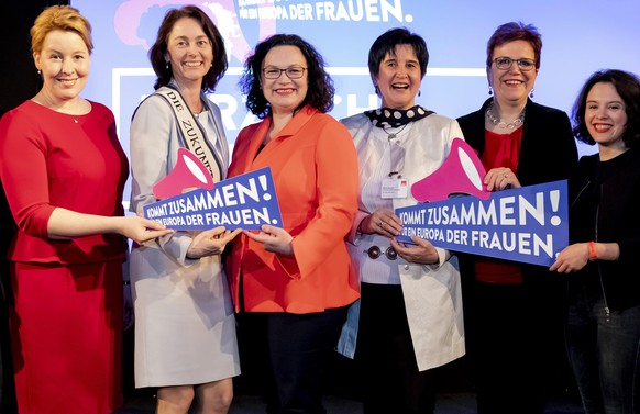 Franziska Giffey (SPD, l-r), Bundesfamilienministerin, Katarina Barley (SPD), Bundesjustizministerin, Andrea Nahles, SPD-Parteivorsitzende, Maria Noichl, Mitglied des Europäischen Parlaments, Gaby Bis ...