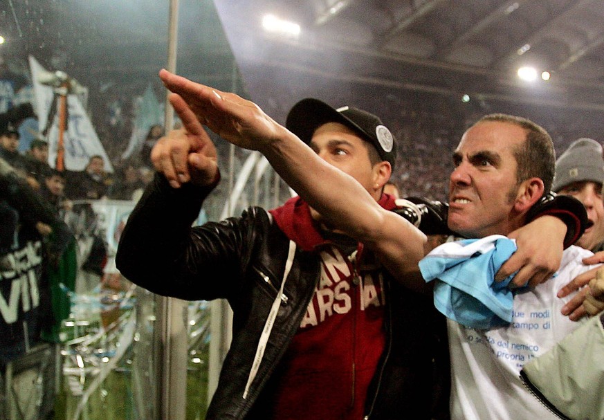 Paolo di Canio begrüßt die rechten Lazio-Fans 2005 beim Derby gegen Rom mit dem faschistischen Gruß.