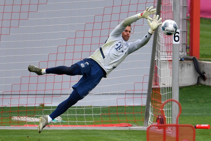Guten Flug! Manuel Neuer pariert einen Ball im Bayern-Training.