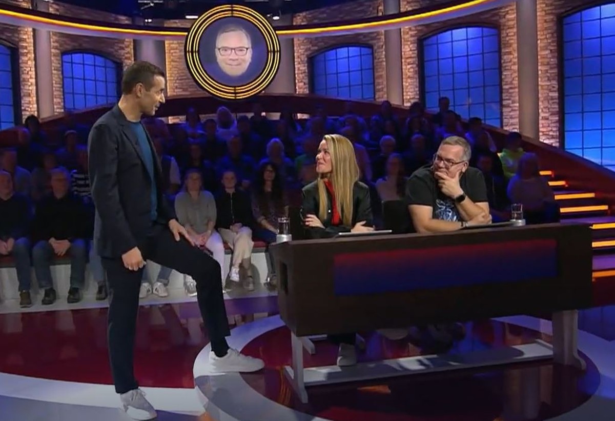 Kai Pflaume, Sandra Sprünken und Elton sprechen über eine Antwortmöglichkeit bei der Frage.