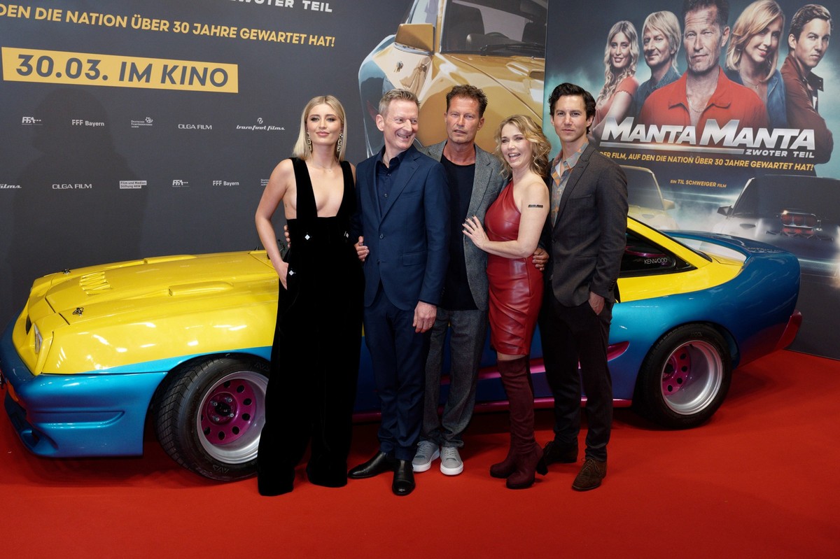 26.03.2023, Nordrhein-Westfalen, Köln: Die Schauspieler Luna Schweiger (l-r), Michael Kessler, Til Schweiger, Tina Ruland und Tim Oliver Schultz kommen zu Premiere des Films &quot;Manta Manta - Zwoter ...