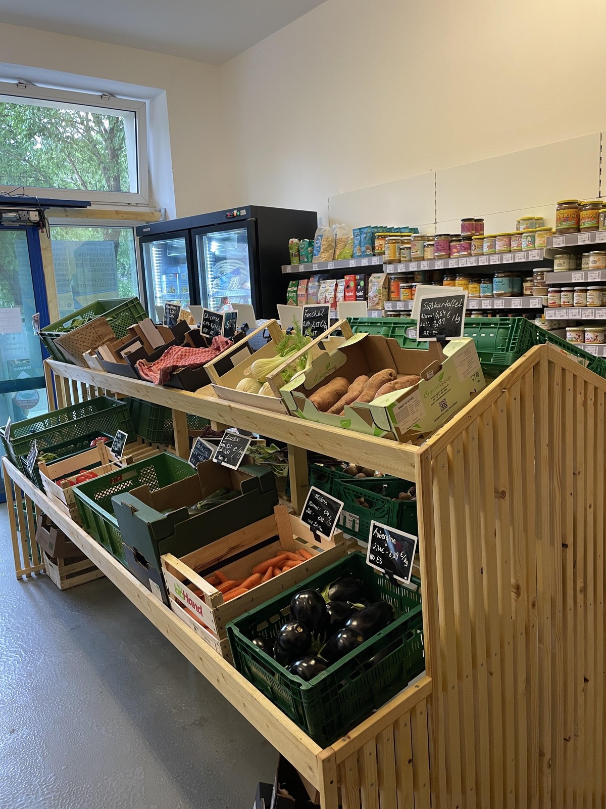 Es gibt frisches Obst und Gemüse in Bio-Qualität.