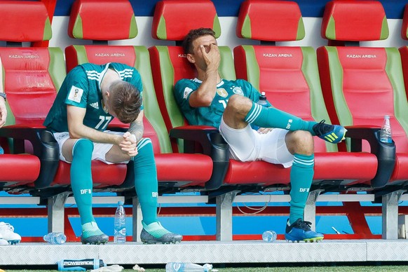 Kasan, Russland, 27.06.2018, FIFA Weltmeisterschaft, Gruppe F, Suedkorea - Deutschland, Marco Reus (GER) und Thomas Mueller (GER) nach dem spiel enttaeuscht, auf der bank ( DeFodi507 *** Kazan Russia  ...