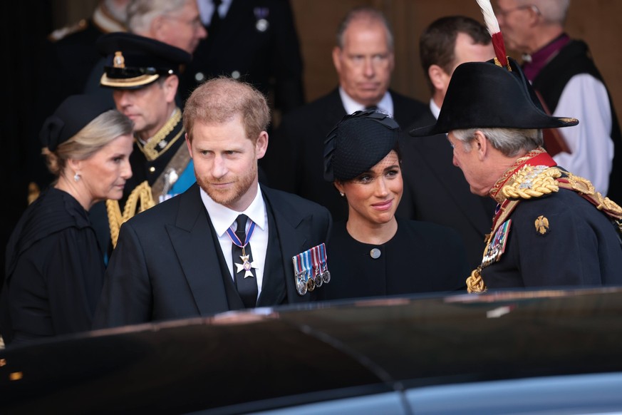 . 14/09/2022. London, United Kingdom.The coffin of Queen Elizabeth II at Westminster Hall in London accompanied by King Charles III and other members of the Royal Family, including Prince William and  ...