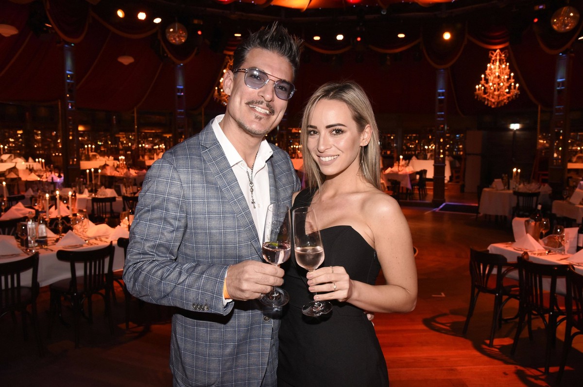 Chris Töpperwien mit Freundin Nicole bei der VIP-Premiere der neuen Show in Schuhbecks teatro. München, 04.11.2021 *** Chris Töpperwien with girlfriend Nicole at the VIP premiere of the new show in Sc ...
