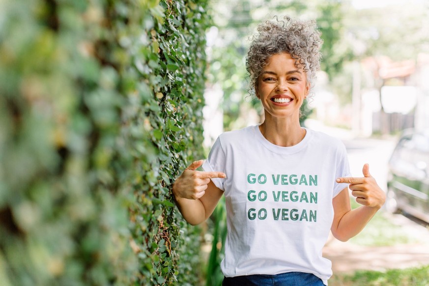 Glückliche vegane Aktivistin, die sich für Veganismus im Freien einsetzt
