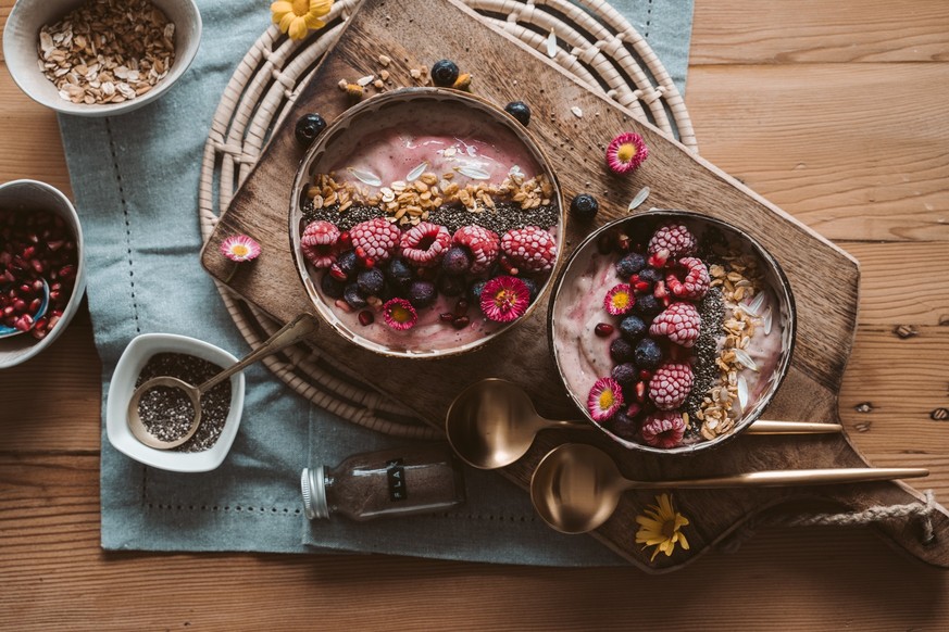 Rote Smoothie Frühstücksbowl