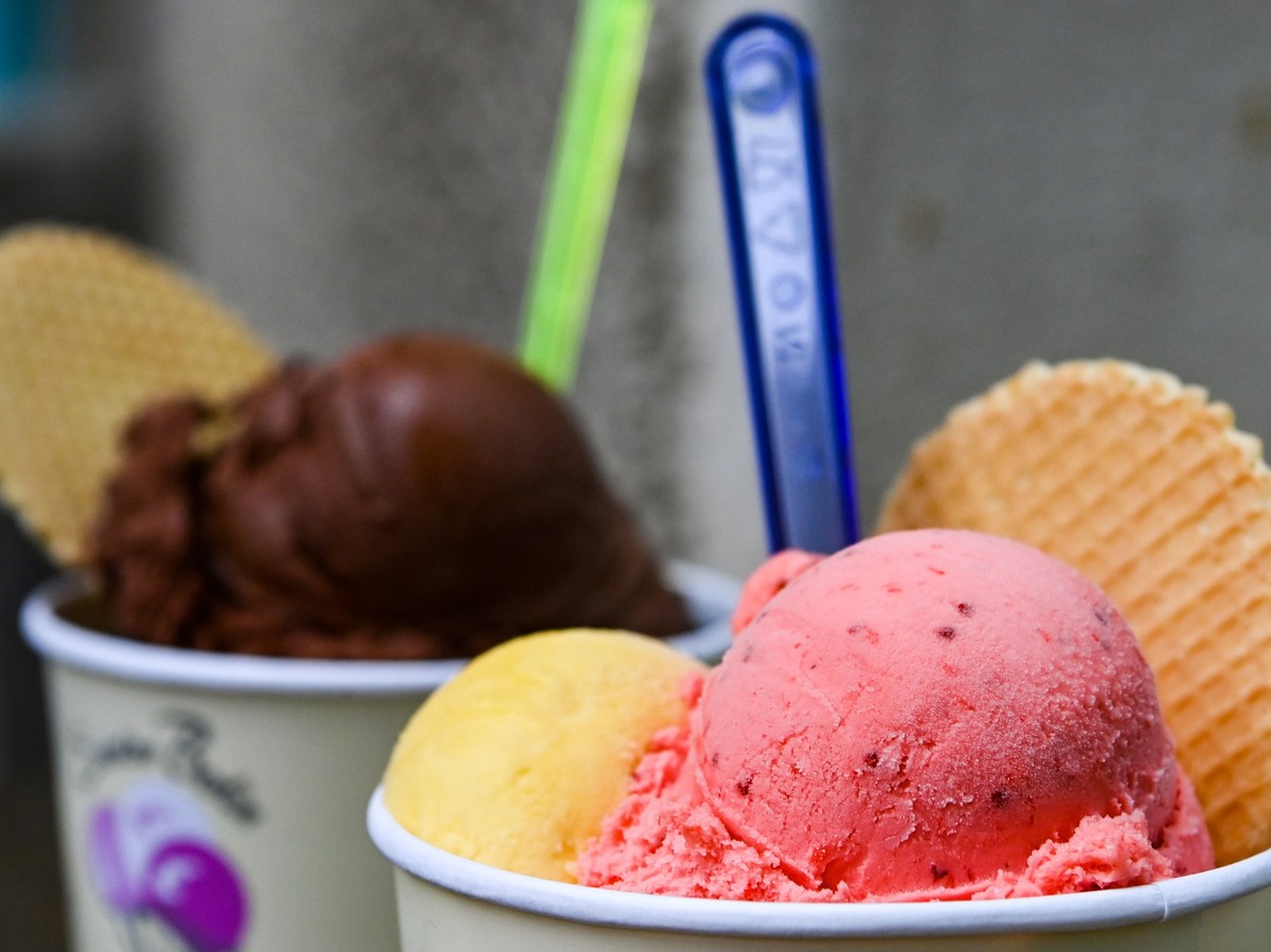 ARCHIV - 24.05.2022, Berlin: Eisbecher mit Kugeln verschiedener Sorten Eis stehen auf einem Tisch in einer Eisdiele. (zu dpa: «Eispreise steigen teilweise in dieser Saison») Foto: Jens Kalaene/dpa +++ ...