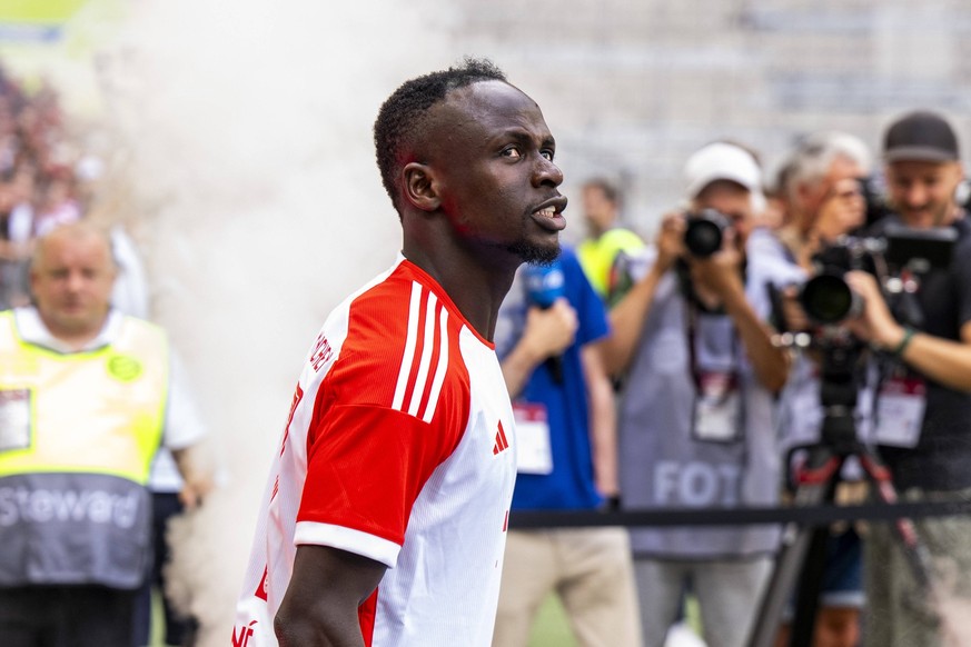 Fußball: Teamvorstellung FC Bayern München in der Allianz-Arena in München. Münchens Sadio Mane betritt das Stadion. *** Soccer team presentation FC Bayern Munich at Allianz Arena in Munich Munichs Sa ...