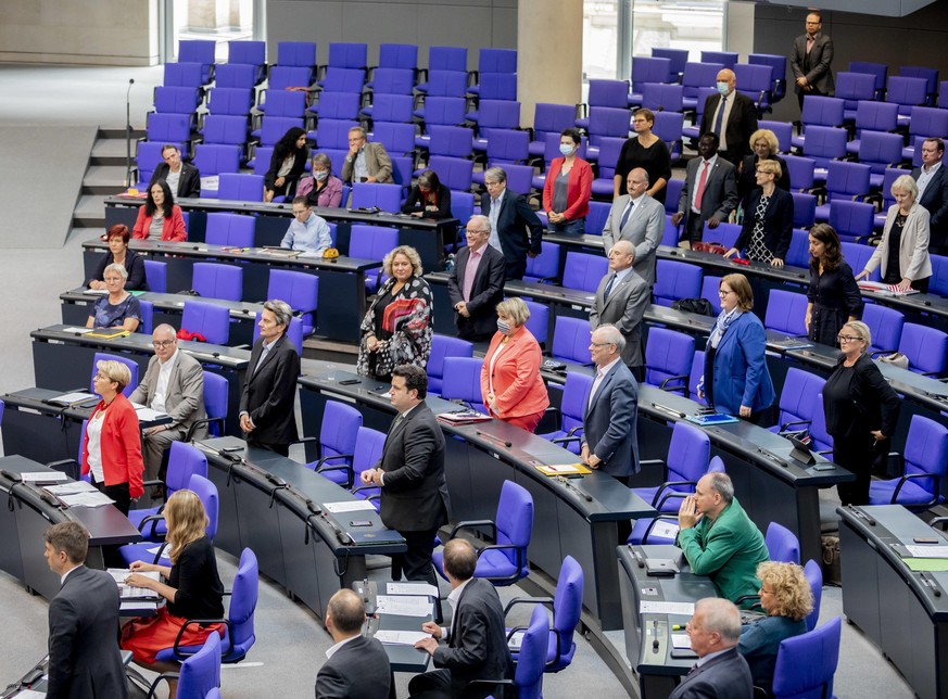 02.07.2020, Berlin: Die SPD-Bundestagsfraktion mit Bundesarbeitsminister Hubertus Heil (SPD, M, schwarzer Anzug) stehen bei der 170. Sitzung des Bundestages w