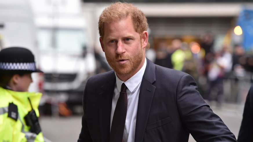 ARCHIV - 06.06.2023, Großbritannien, London: Prinz Harry, Herzog von Sussex, trifft vor dem High Court in London ein. Im Prozess um die Schadenersatzklage Prinz Harrys und anderer Prominenter gegen de ...