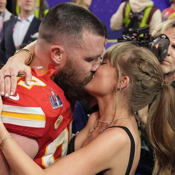 ARCHIV - 12.02.2024, USA, Las Vegas: American Football: Profiliga NFL, Play-off-Runde, Super Bowl, Kansas City Chiefs - San Francisco 49ers im Allegiant Stadium: Taylor Swift küsst Kansas City Chiefs  ...