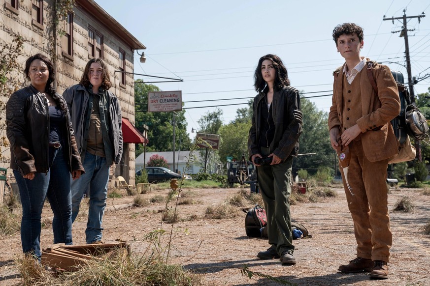 THE WALKING DEAD: WORLD BEYOND 2020 serie Tv creee par Scott M. Gimple et Matthew Negrete saison 1 Aliyah Royale Hal Cumpston Alexa Mansour Nicolas Cantu. Macall Polay - AMC Studios spin off horreur h ...