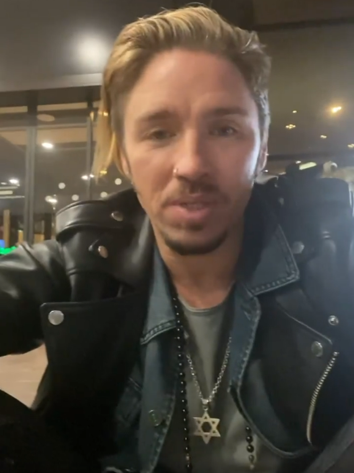 Die Kette, die Ofarim auf dem Video vor dem Hotel trug, soll er im Hotel nicht offen gezeigt haben, so der Vorwurf.
