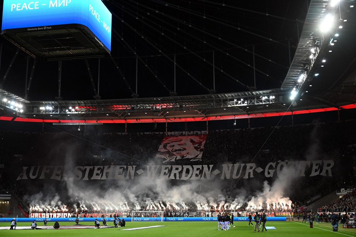 &quot;Auferstehen werden nur Götter&quot; steht beim Hinspiel gegen Barcelona auf dem Banner der Choreografie in der Frankfurter Kurve.