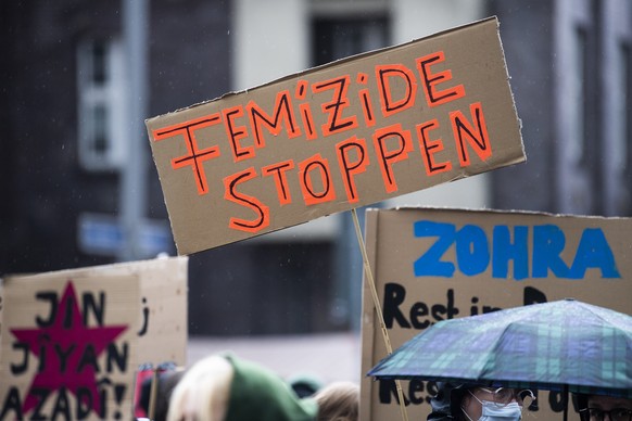ARCHIV - 29.05.2022, Berlin: Bei einer Demonstration gegen Gewalt an Frauen h�lt eine Teilnehmerin ein Plakat mit der Aufschrift �Femizide stoppen�. Die Demonstration bezieht sich auf die Ermordung ei ...