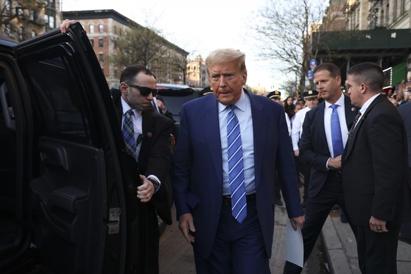 17.04.2024, USA, New York: Der ehemalige Präsident Donald Trump kehrt zu seinem Auto zurück, nachdem er am Dienstag eine Bodega besucht hat, deren Besitzer letztes Jahr in New York angegriffen wurde.  ...