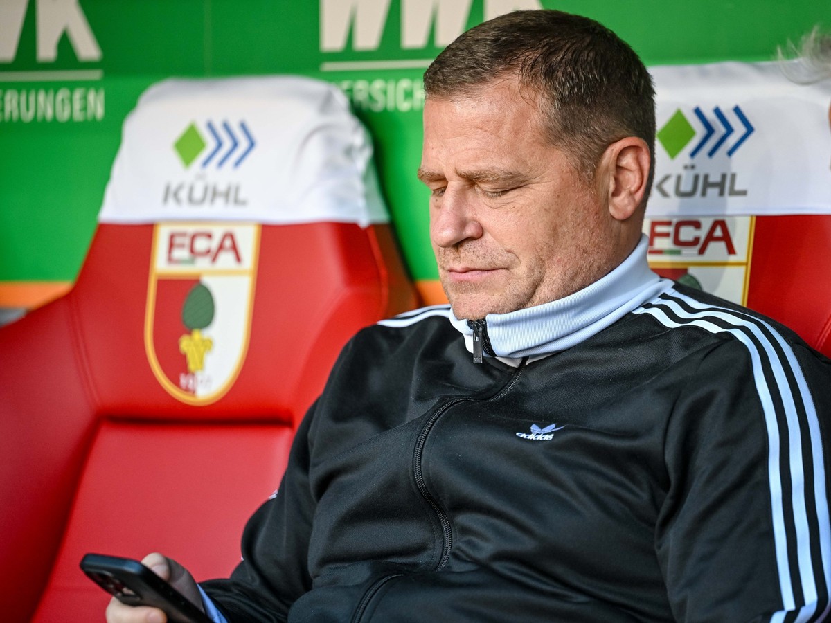 30.08.2025, Bayern, Augsburg: Fußball: Bundesliga, FC Augsburg - Bayern München, 2. Spieltag, WWK-Arena. Sportvorstand Max Eberl (Bayern München) sitz vor dem Spiel auf der Bank. (zu dpa: «Bayerns Off ...