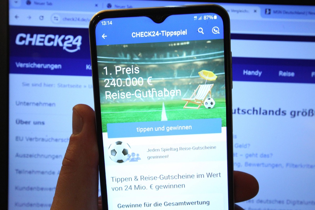 Auf einem Smartphone ist die Website des Preisvergleichsportals Check24 geöffnet. Dort wird für das umstrittene EM-Gewinnspiel des Unternehmens geworben, bei dem ein Gratis-Trikot ausgelobt wird. Köln ...