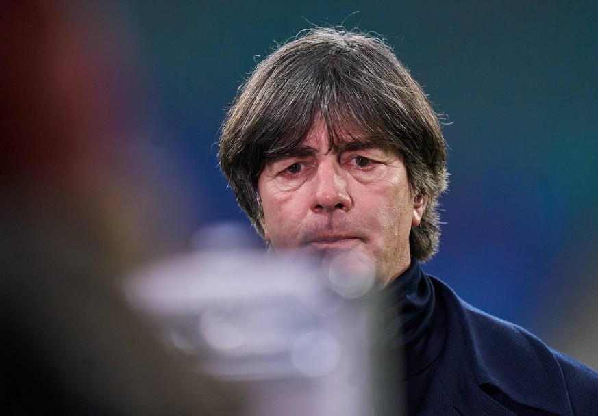 Jogi Löw bleibt nach einer kurzfristig anberaumten Krisensitzung Bundestrainer, sagt die "Bild".