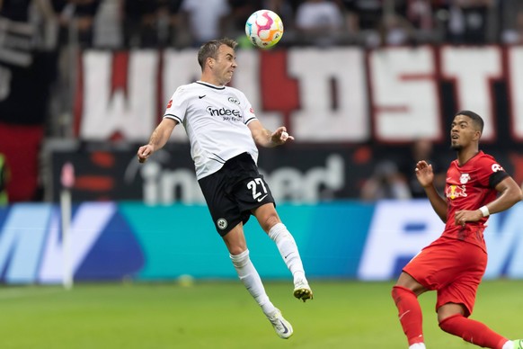 Eintracht Frankfurt - RB Leipzig, 1. FBL Kopfball von Mario Götze Eintracht Frankfurt, 27. Rechts Benjamin Henrichs RB Leipzig, 39. Bundesligaspiel zwischen Eintracht Frankfurt und RB Leipzig am 3. Se ...