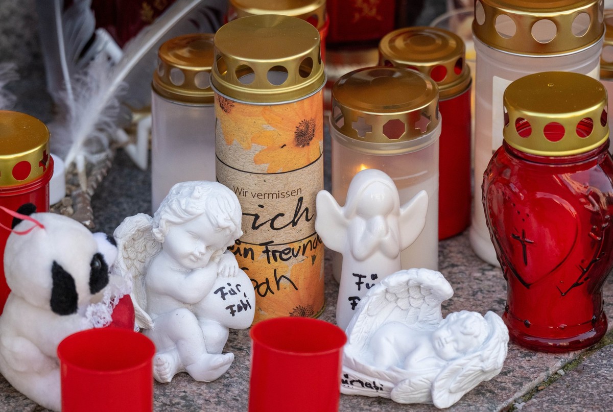 ARCHIV - 19.10.2025, Mecklenburg-Vorpommern, Güstrow: Vor der Marienkirche stehen Grablichter, Blumen und Plüschtiere im Gedenken an den achtjährigen Fabian. Laut vorläufigem Obduktionsergebnis ist de ...