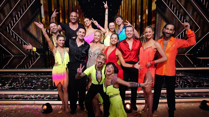 Baile de apertura del estreno: las estrellas de RTL se besan de repente