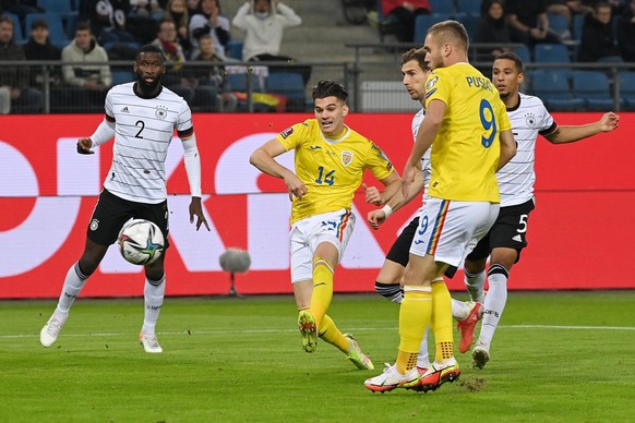 Der Rumäne Ianis Hagi (Nummer 14) ließ beim 1:0 der Rumänen gegen das DFB-Team nach einem Konter mehrere deutsche Abwehrspieler stehen. 