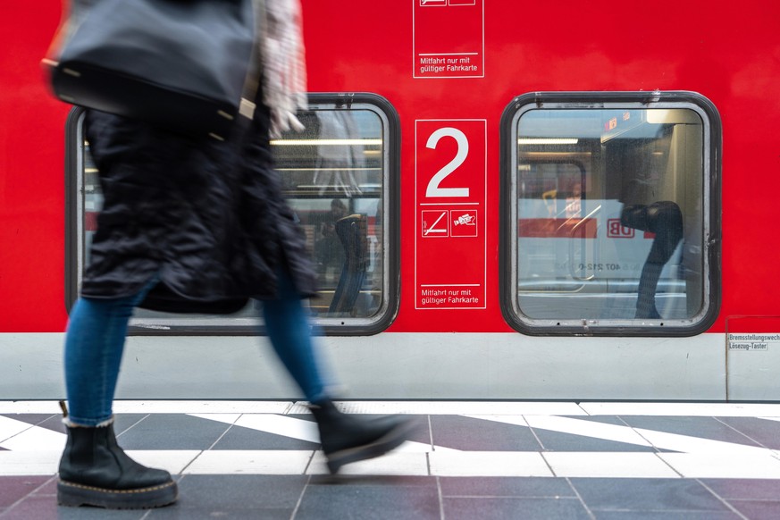 Fahrgast im Hauptbahnhof von Frankfurt Main. Aufnahmedatum 02. Januar 2022.