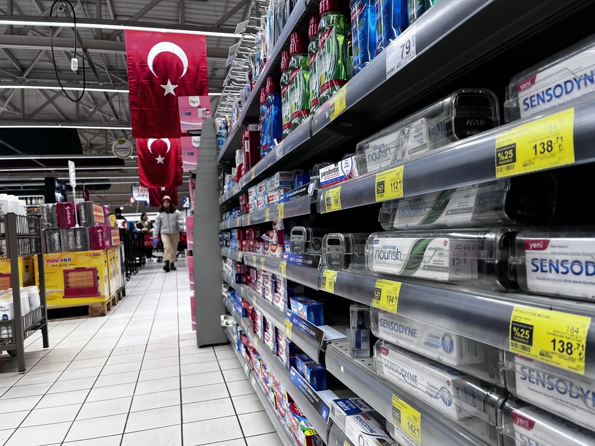 PRODUKTION - 08.01.2024, T�rkei, Istanbul: Diebstahlgesch�tzte Zahnpasta in einem t�rkischen Supermarkt. Wer sich in der T�rkei �ber die deutsche Inflation beschwert, erntet nur ein m�des L�cheln. Bei ...