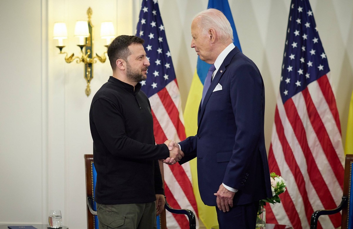 June 7, 2024, Paris, Paris, France: US President JOE BIDEN R shakes hands with Ukraine s President VOLODYMYR ZELENSKY L as they hold a bilateral meeting at the Intercontinental Hotel in Paris. Biden p ...