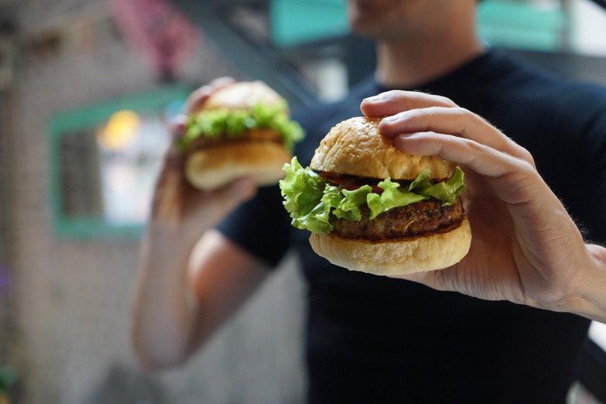 Vegane Burger sind denen mit Fleisch mittlerweile in Geschmack und Aussehen zum Verwechseln ähnlich.