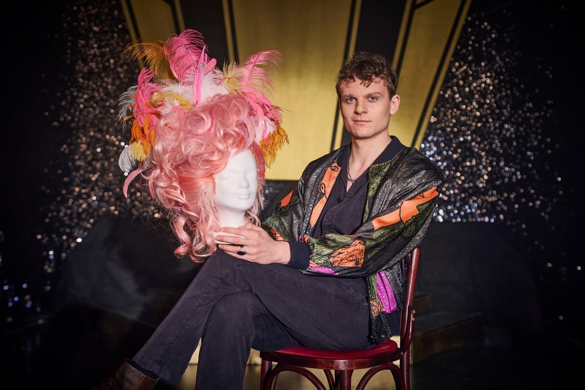 HANDOUT - 14.03.2025, Hamburg: Der Schauspieler Johannes Hegemann sitzt im Kost�m auf einem Stuhl. Hegemann spielt im ZDF-Film �Olivia Jones (AT)� den K�nstler Oliver K�bel, der als Dragqueen Oliver K ...