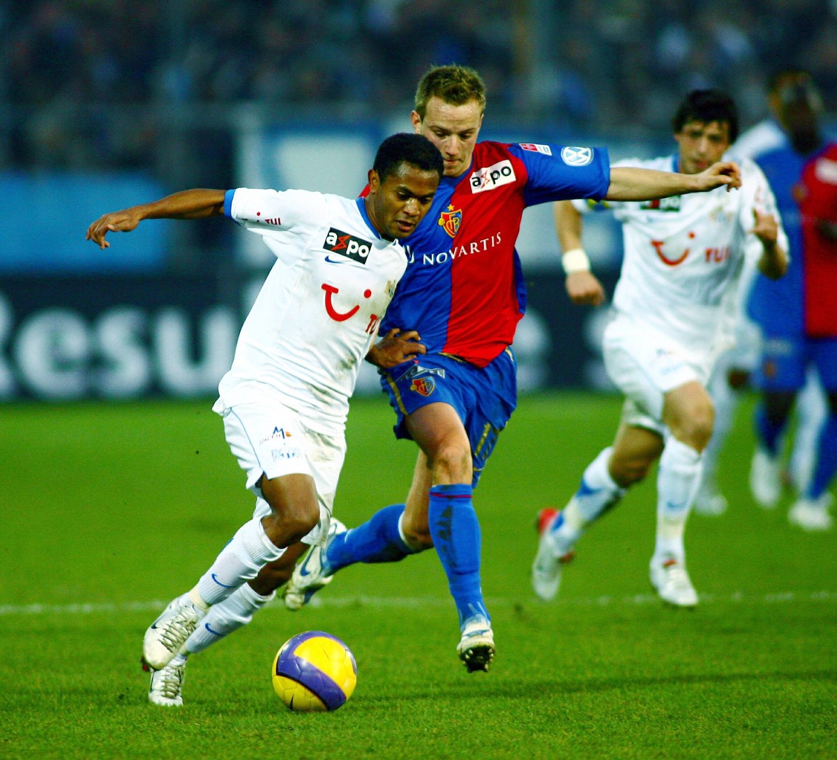Raffael im Trikot des FCZ (links) im Duell mit Basels Ivan Rakitic.
