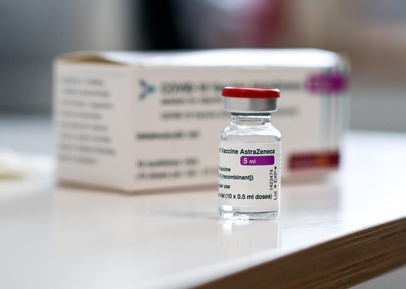 Ein Injektionsfläschchen des Vakzins von Astrazenca steht in der Praxis von Hausärztin Antonia Stahl vor einer Großpackung mit weiteren Impfdosen. Die regulären Impfungen in Arztpraxen beginnen in die ...